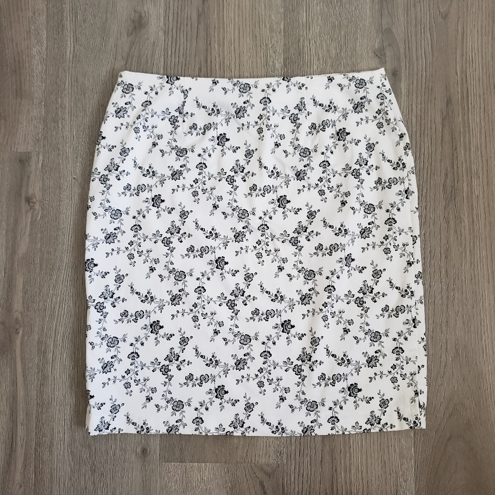 ⭐️3/$25⭐️ D'allaird Women's Floral Patterned Skirt Size 14 Black White Botanical